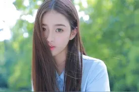 天空蓝裙子的少女图片