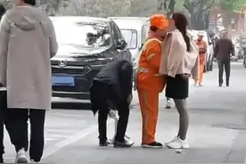 情侣吵架，年轻貌美的女人当街脱内衣乱扔，你这是要惩罚谁？图片