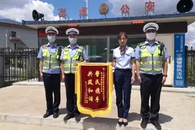 摩托车驾驶人组团在长长高速公路抚松收费站闯卡逃费，高速交警及时拦截处罚图片