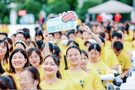 同样是参加开学典礼，张杰和胡歌得到了“两极化”评价，这是为啥图片