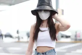 张天爱身材堪比超模，露肚脐吊带配短裤丰满又纤瘦，腰臀比太惊艳图片