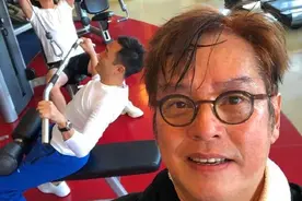 还能怎样？谭咏麟70岁还活成25岁的样子，商演也是有原因的图片