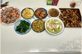 妈妈花150元给2个孩子准备生日宴，做了7菜1汤，您看值吗？图片