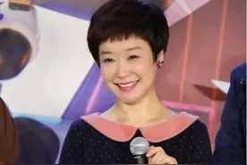 王雪纯近照，49岁依旧保留利落短发，曾主持8年《正大综艺》图片