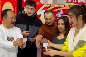 赵本山24岁儿子新公司开业，现场布置简陋，站谢广坤身后神情木讷图片