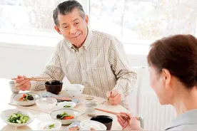 建议子女：别舍不得花钱，这5款小零食，常给爸妈买点，气色好图片