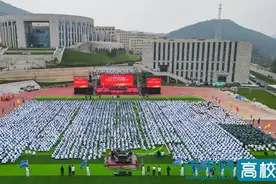 大连东软信息学院举行2021级新生开学典礼图片