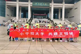许昌交警联合许昌市实验小学开展“小手拉大手 共建文明城”主题活动图片