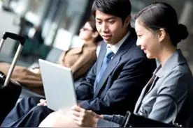 小伙子和女老板一起出差，深夜帮她买一包卫生巾，回来就被提拔了图片