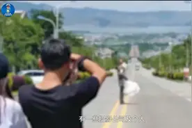 云南大理多人躺网红公路中间拍婚纱照，交警喊话：你已经违法了图片