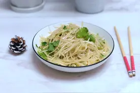 凉拌萝卜丝，不要直接用盐腌，多加这一步，萝卜丝脆嫩不苦涩图片