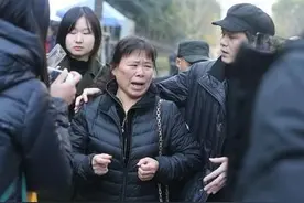 保姆纵火案，朱小贞父母为什么进不了庭审现场图片