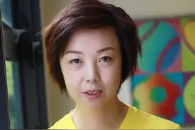 大魔王张怡宁退役后大变样，穿运动装染蓝色指甲，自个打球太寂寞图片