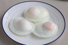 做水煮荷包蛋，其实很简单，牢记“3要3不要”，荷包蛋完整不破皮图片