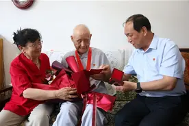 西山煤电领导看望慰问困难党员和老党员图片