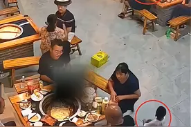 安徽：萌娃偷拿爸爸的香烟，发给来饭店的客人，爸爸看着一脸微笑图片