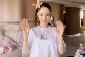 李小璐素颜撩刘海跳舞，转身的那一刻，坐沙发上的人我没眼花吧？图片