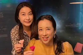 郭晶晶给63岁婆婆过生日，合影像姐妹俩！情商高，一句话夸2个人图片
