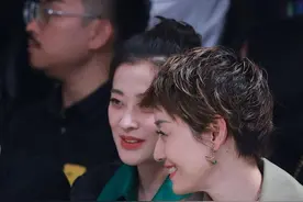 马伊琍梅婷同框好养眼，穿衣各显气质，中年女性都该穿得有品质图片