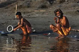 细菌，骨灰，粪便！被严重污染的印度恒河水，当地人为何还敢喝？图片