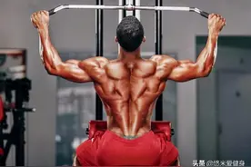 想要提升练背效果，强化训练这3个动作，让你的背部肌肉更宽更厚图片