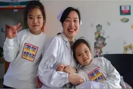 还记得11年前那对“坐骨连体”的姐妹花吗？分离后现在过成这样图片