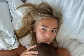 贝克汉姆次子18岁女友晒床上自拍，久别重逢，把罗密欧拥入怀中图片