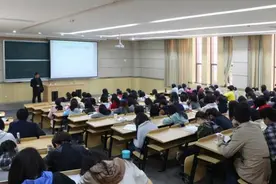 大学女教师下课忘关投影仪，学生看到老师搜索内容，羞愧地低下头图片