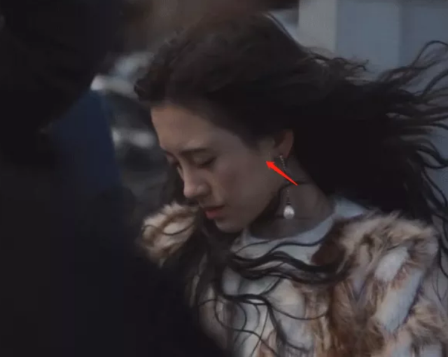 耳朵前鬓角下鸡皮疙瘩红印