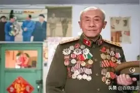 英雄肖万世去世，子女整理遗物发现立有：十个一等功，56枚勋章图片