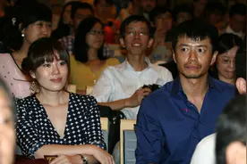 段奕宏硬汉气场强，古铜色肌肤穿衬衫，和日籍老婆同框更有男人味图片