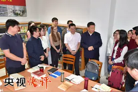 【央视快评】让青春在新时代的广阔天地中绽放图片