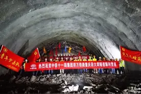 郑万高铁重庆段万州境内隧道全部贯通图片
