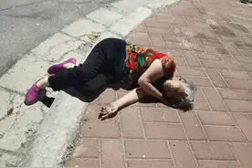 鹤壁女孩深夜街头救助晕厥老人！网友：你那么美图片