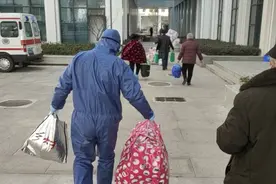 “等病毒没了，我还要吃你做的土豆烧鸡！”——4岁的她向城管叔叔唱歌表白图片
