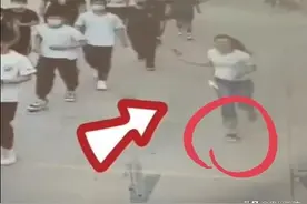高考场外赤脚奔跑的女老师，爱了！图片