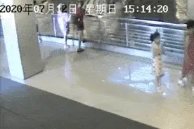 白娘子要被你气死！男子翻越雷峰塔遗址拿走半块砖，就因为女朋友一句话图片