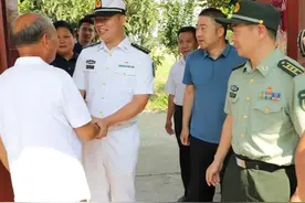 河南省项城市军地联合为两位二等功臣之家送喜报图片