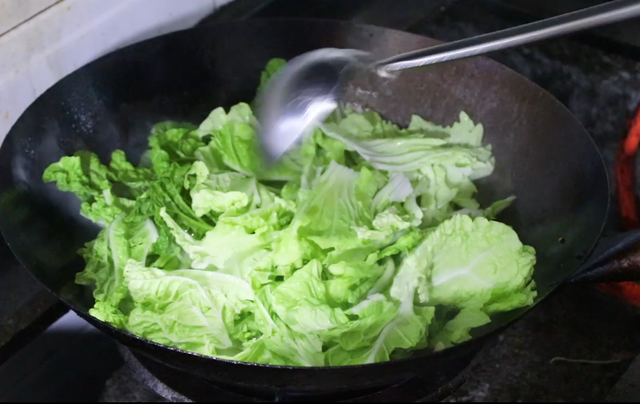 原来炒白菜也有窍门，加一点调汁，简单一做，比吃肉还过瘾