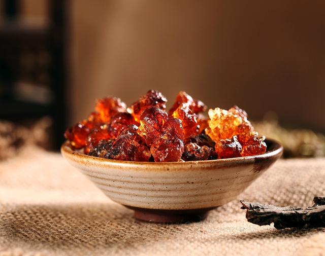 雪燕的功效与作用禁忌 2026年雪燕的功效与作用禁忌桃胶怎么吃