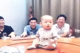 爸爸带娃参加同学聚会，妈妈开视频看到的画面，真是好气又好笑图片