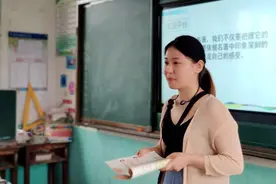 各科老师工位对比，语文老师时刻“警醒自己”，体育老师好不快活图片