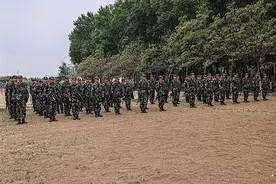 武警白城支队开展新兵战术基础动作训练图片
