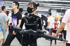 漫展胶衣女神为何要戴口罩？女装大佬不解释图片