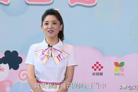 央视少儿主持聚首，月亮姐姐穿裙出道23年仍是少女，毛毛虫真帅气图片