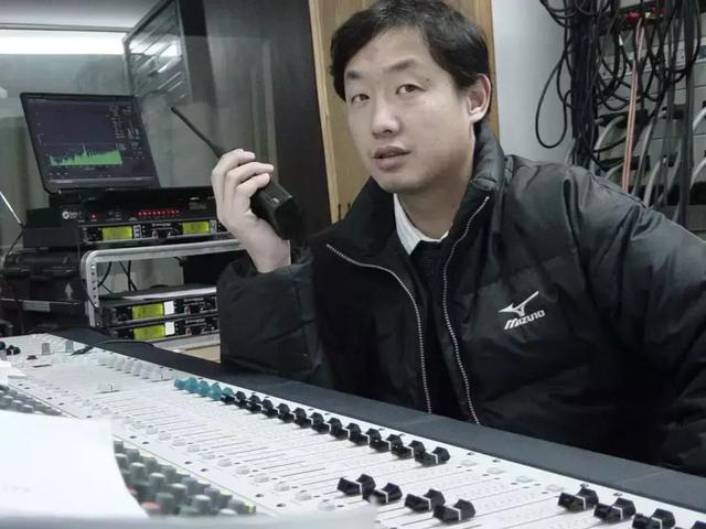 世界再吵闹，不过方寸之间，一条板凳的尺寸
