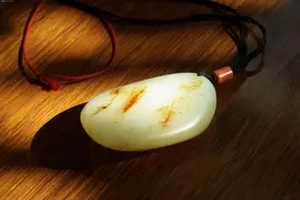 考古学者夜市见一玉，花一年说服摊主带路，终发现四千年玉矿遗址图片