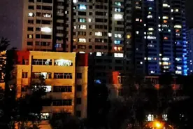 此刻，我站在居所的窗前看夜晚的街道图片
