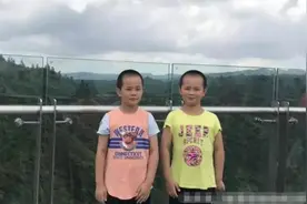 8岁男孩旅游时遇到“相同的自己”，爸爸当场崩溃：孩子我们回家图片