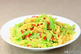 苦瓜炒鸡蛋，想要苦瓜不苦，鸡蛋鲜嫩滑口，厨师长告诉你窍门图片